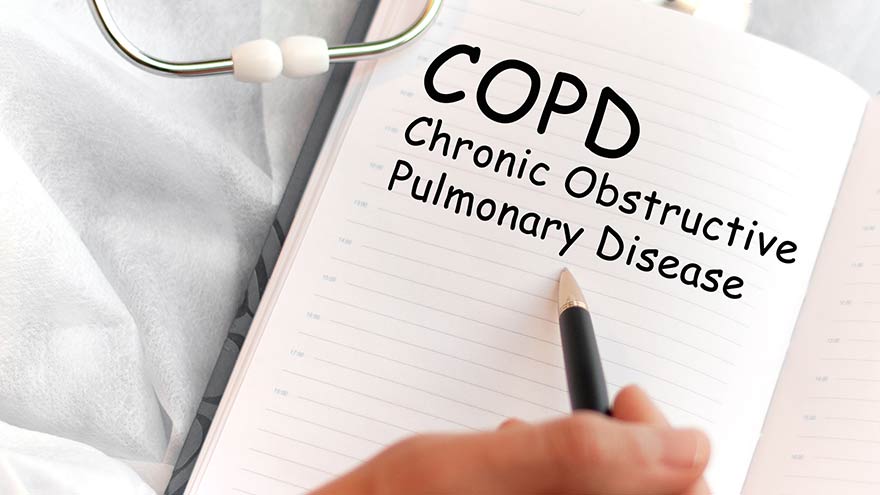 Patient getting COPD consult with provider 